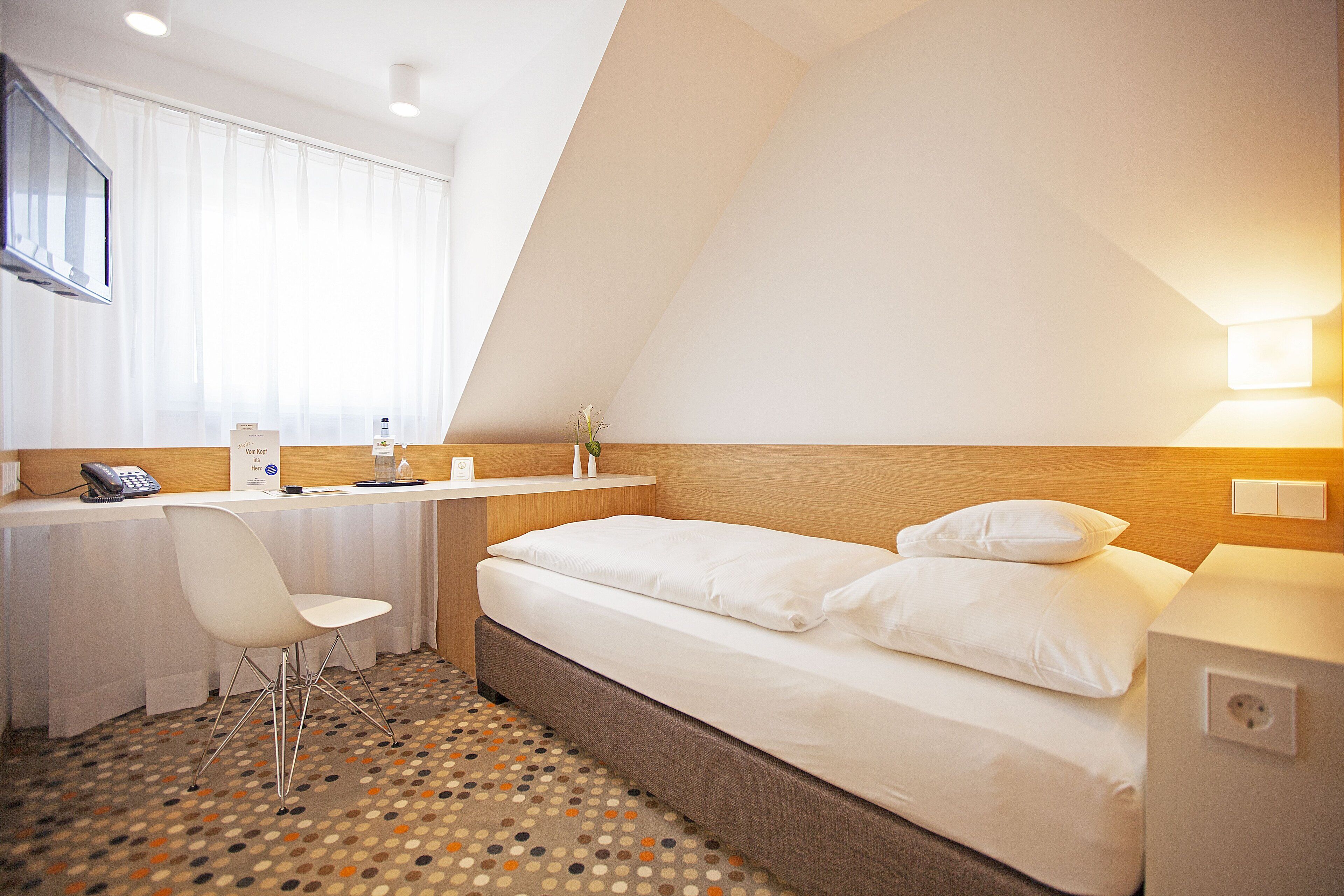 standard single room, 1 single bed, non smoking | 1 bedroom, premium bedding, down duvets, in-room safe