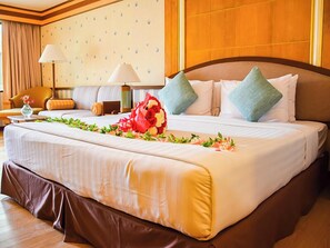 Minibar, coffres-forts dans les chambres, bureau