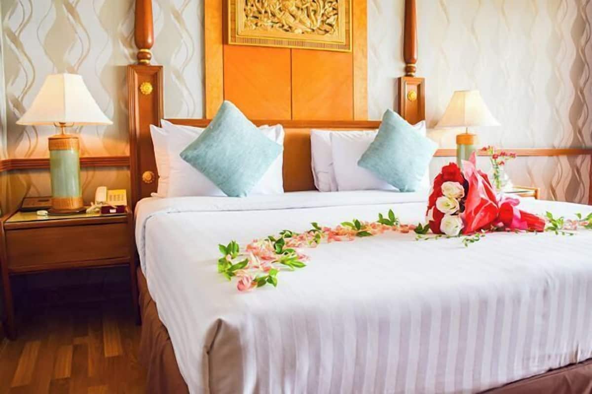 Minibar, brankas, meja kerja, dan tempat tidur lipat/tambahan