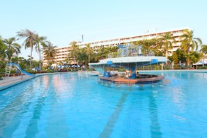 Outdoor pool - Asia Pattaya Hotel (Pattaya)