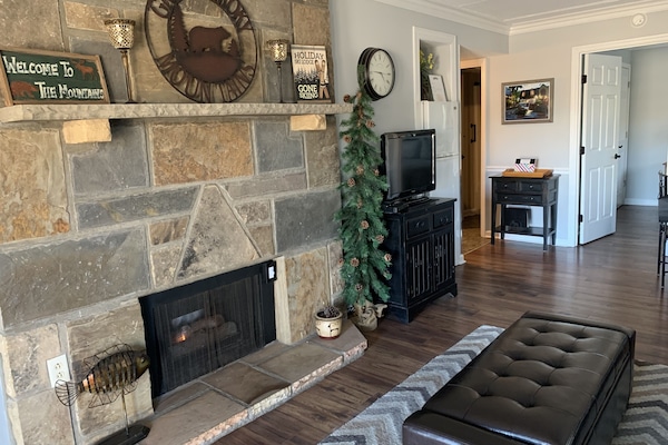 Condo, 2 quartos (512) | Área de estar | TV, lareira