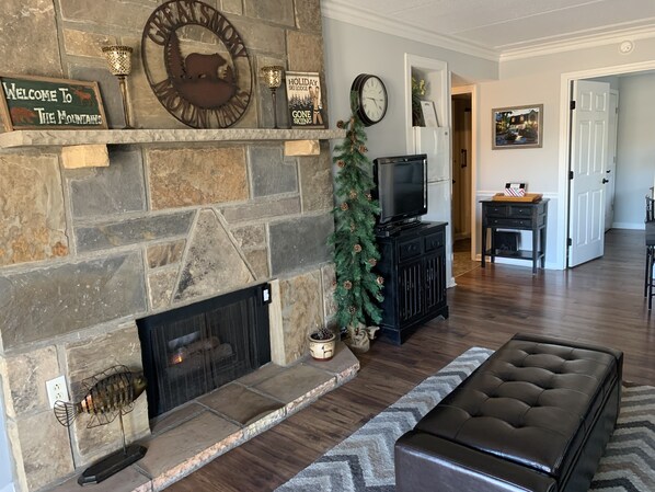 Condo, 2 Bedrooms (512) | Living area