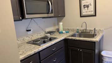 Condo, 2 quartos (307) | Cozinha privada | Geladeira, micro-ondas, cooktop, cafeteira/chaleira