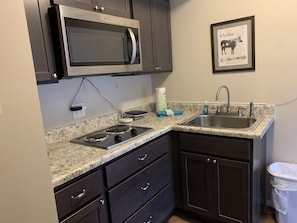Condo, 2 habitaciones (307) | Cocina privada | Refrigerador, microondas, parrilla de estufa y cafetera y tetera 