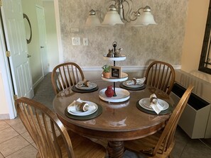 Appart'hôtel, 2 chambres (712) | Restauration dans la chambre