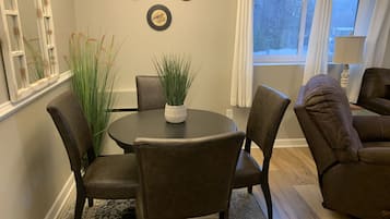 Condo, 2 quartos | Sala de jantar