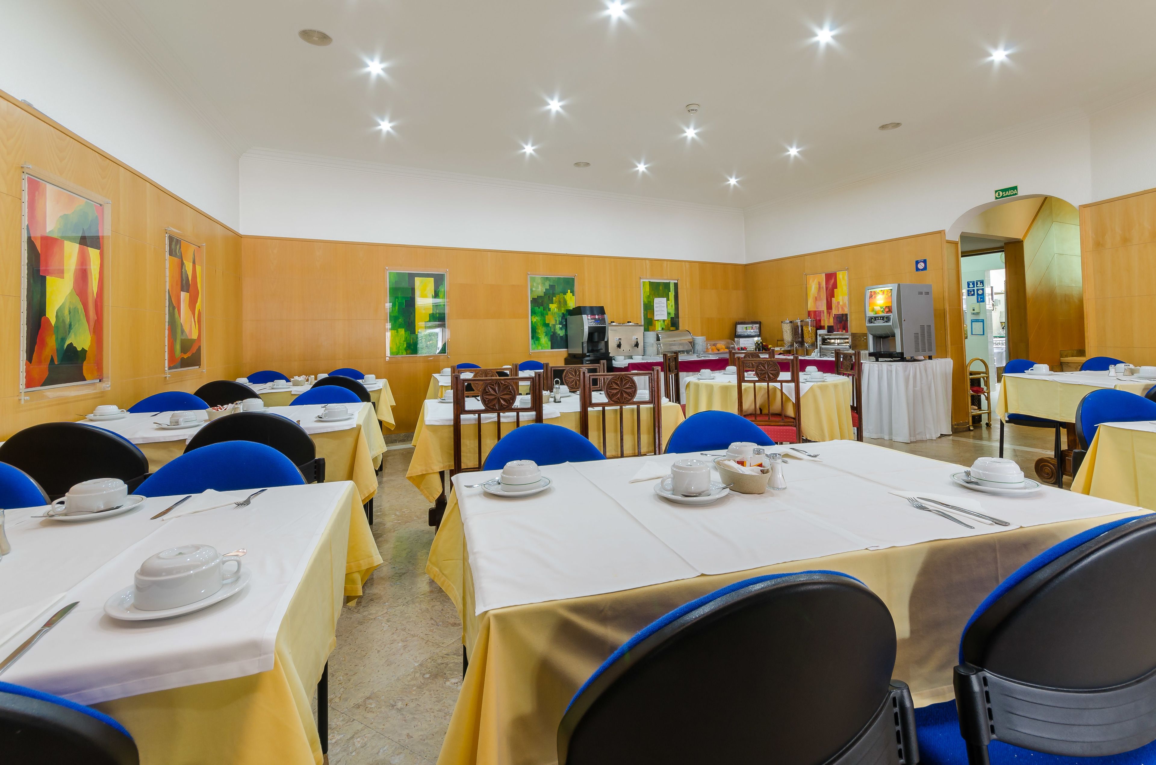 朝食 (ビュッフェ)、毎日提供 (1 名様 10 EUR)