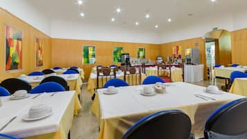 Petit déjeuner buffet (10 EUR par personne)