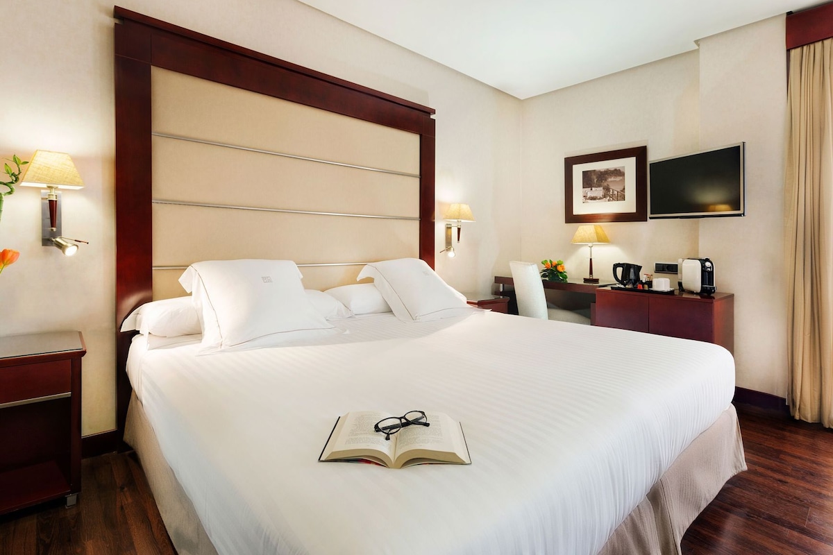 Minibar, in-room safe, desk, laptop workspace
