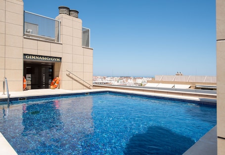 Una piscina al aire libre de temporada