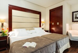 Minibar, coffres-forts dans les chambres, bureau