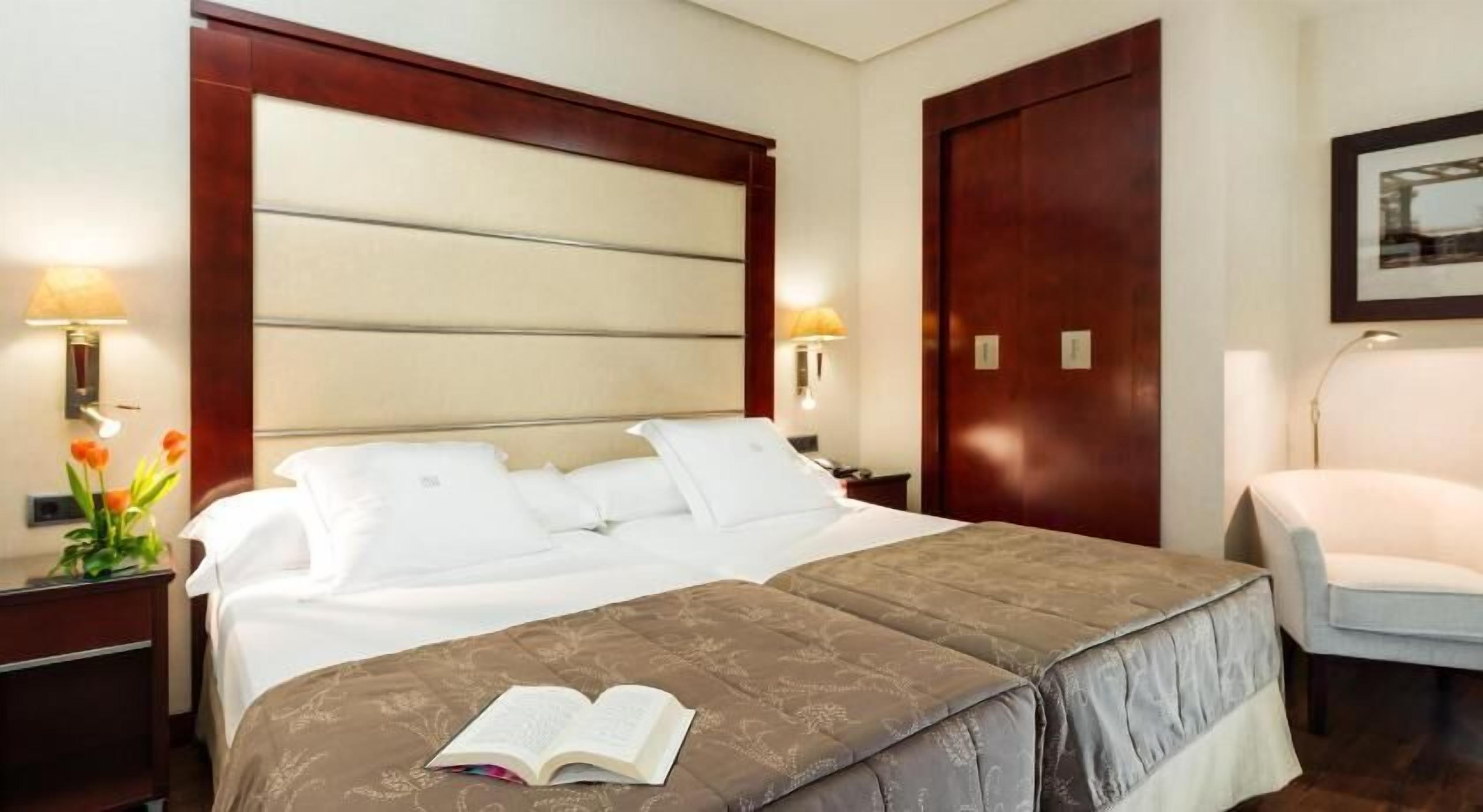 Minibar, Zimmersafe, Schreibtisch, laptopgeeigneter Arbeitsplatz
