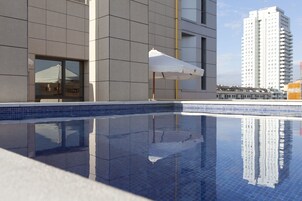 Una piscina al aire libre de temporada