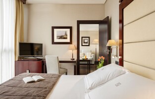 Minibar, caja fuerte, escritorio y espacio para trabajar con un portátil