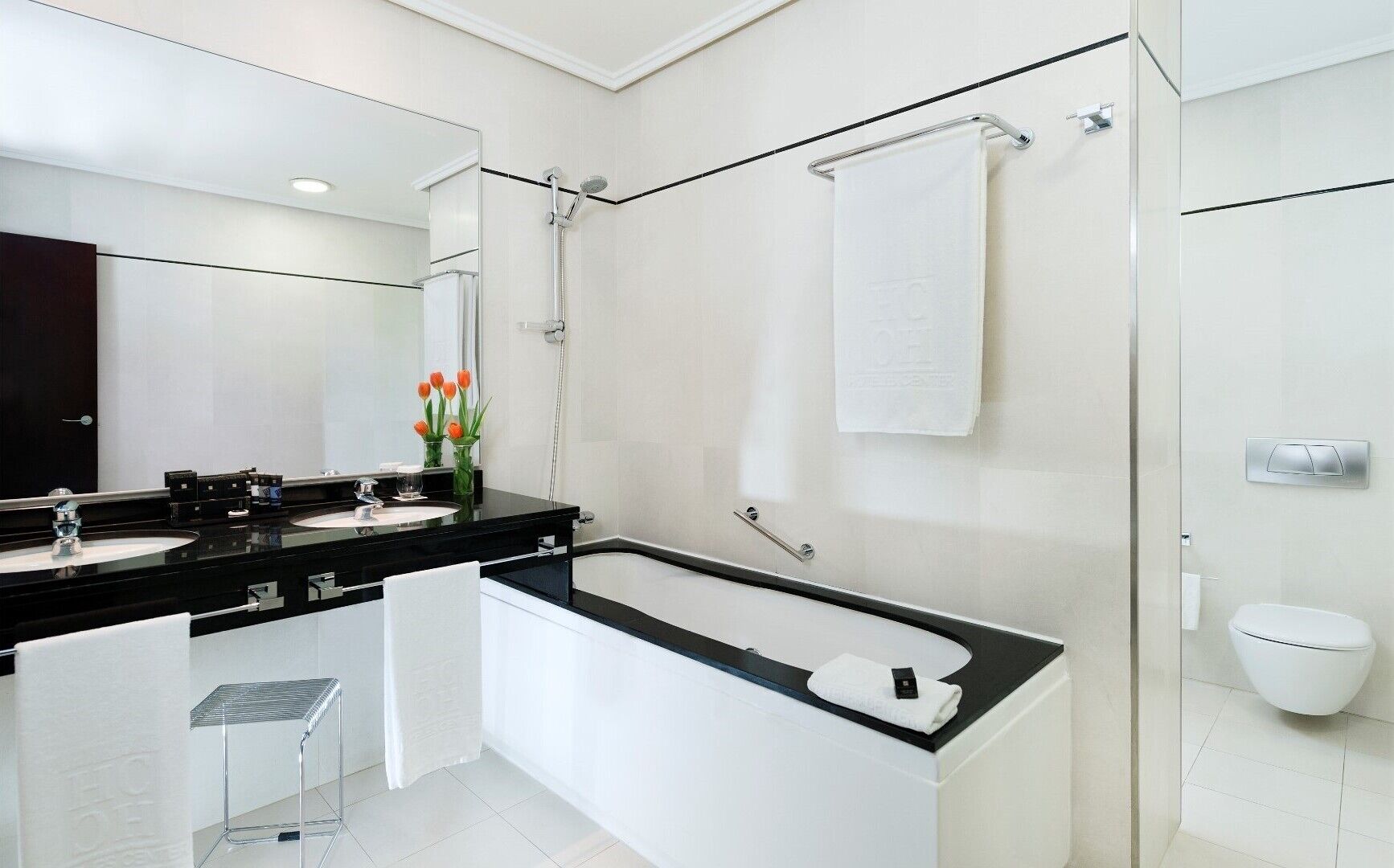 deluxe room, terrace | bathroom | free toiletries, hair dryer, bidet, towels