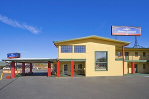 Exterior - Howard Johnson by Wyndham Flagstaff University West (Flagstaff)