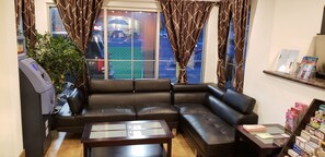 Lobby - Howard Johnson by Wyndham Flagstaff University West (Flagstaff)