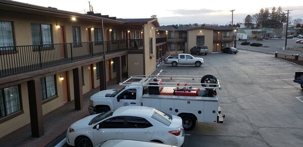 Free self parking - The Overland Hotel Flagstaff (Flagstaff)