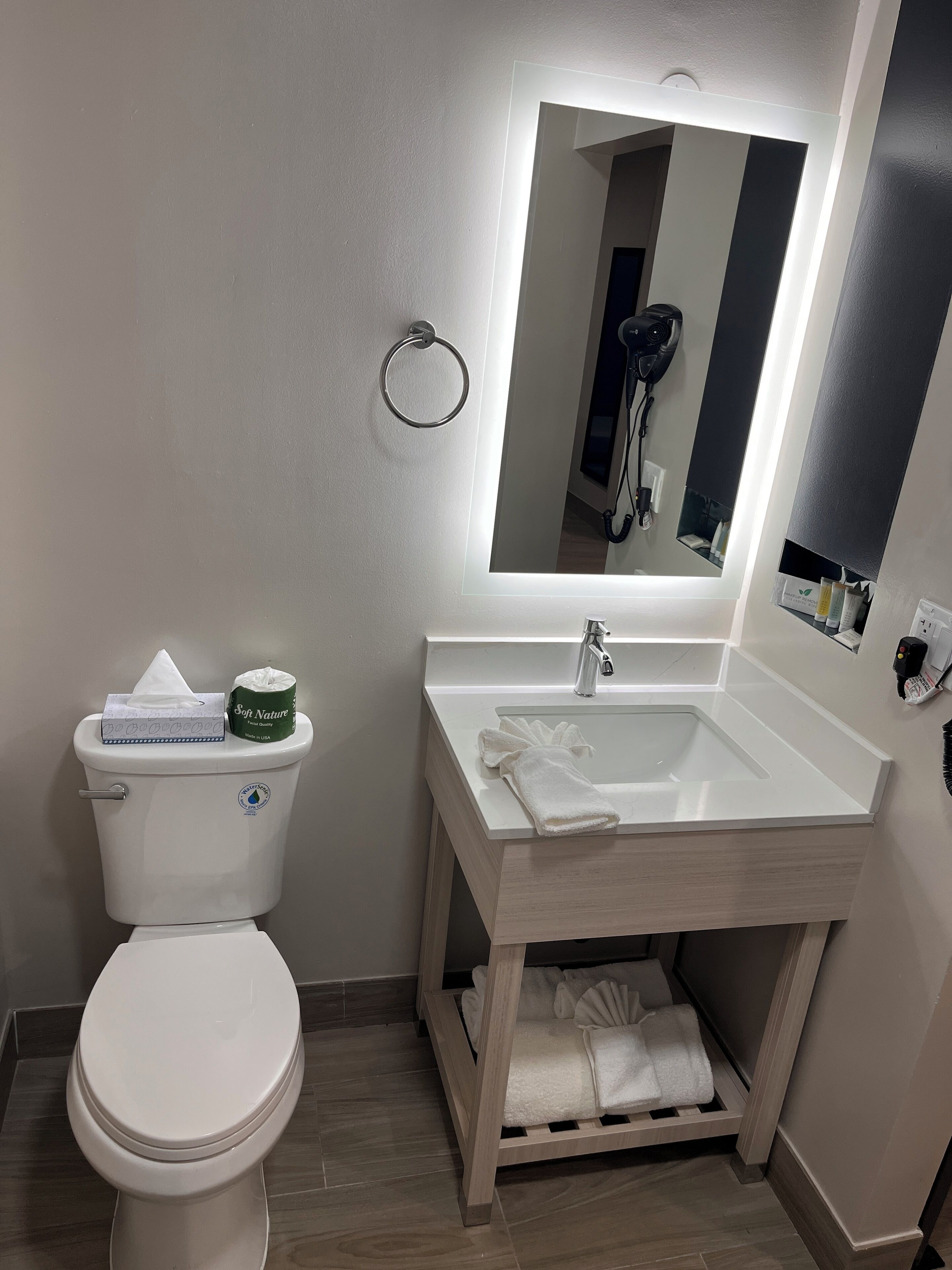 Douche, douche hydromassante, articles de toilette de luxe