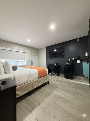 A modern hotel room with a bed, a desk, a chair, a TV, and a coffee machine. - The Overland Hotel Downtown Flagstaff NAU Conference Center (Flagstaff)