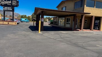 The Overland Hotel with a covered entrance, free Wi-Fi, and family rooms.