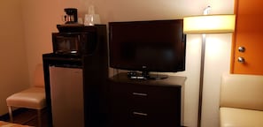 Suite | Premium bedding, blackout curtains, free WiFi, bed sheets