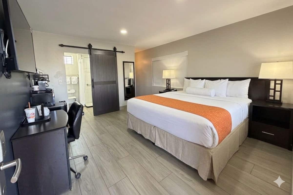 Deluxe Accessible King Room | Premium bedding, blackout drapes, free WiFi, bed sheets