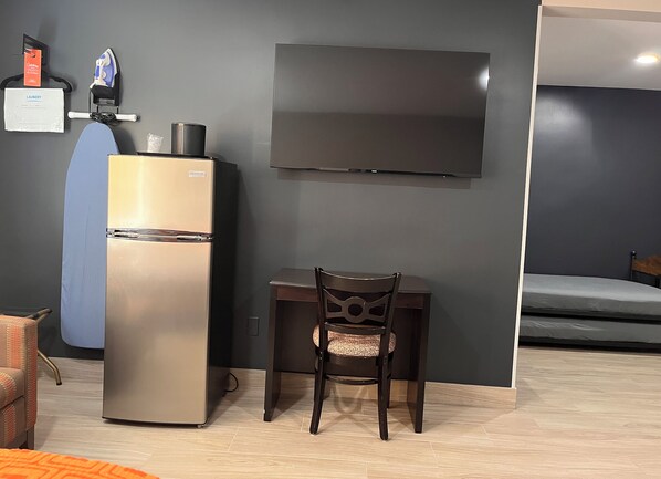 Family Suite, 2 Queen Beds, Non Smoking, Kitchenette | Premium bedding, blackout drapes, free WiFi, bed sheets - The Overland Hotel Flagstaff (Flagstaff)