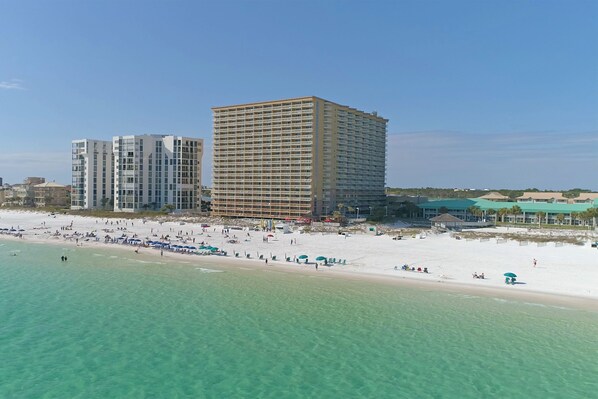 On the beach, beach umbrellas, snorkeling, beach bar - Pelican Beach Resort & Conference Center (Destin)