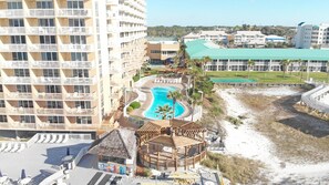 4 Innenpools, 3 Außenpools, Liegestühle