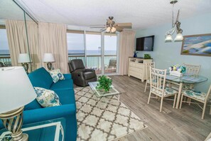 1 Bedroom, 2 Bathroom Condo (Dolphin) | Area keluarga | Pemutar DVD