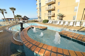 4 piscinas cubiertas, 3 piscinas al aire libre, tumbonas
