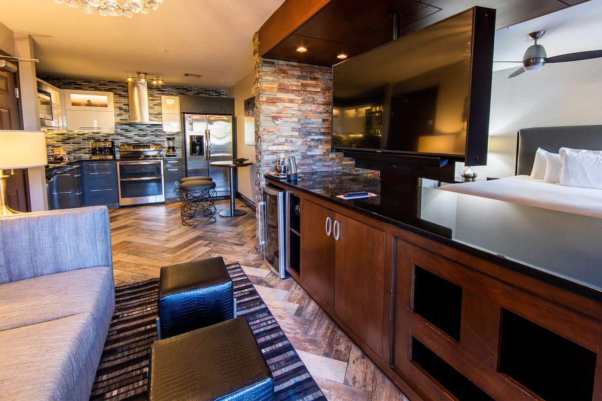 signature room, 1 king bed, non smoking | 1 bedroom, in-room safe, blackout curtains, iron/ironing board