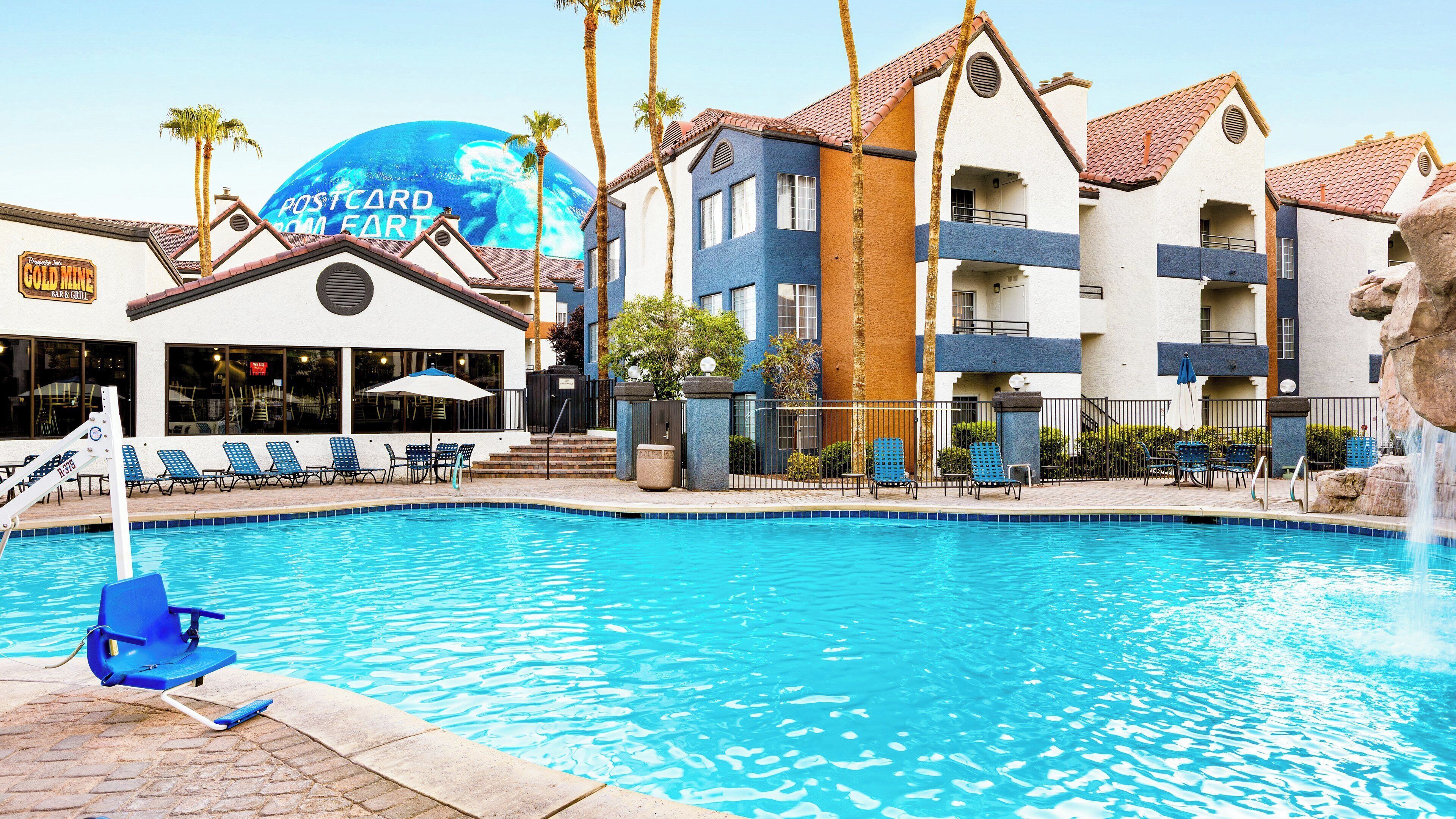 5 utendørsbassenger og solsenger