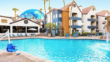 5 utendørsbassenger og solsenger