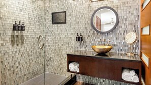 Separate tub and shower, deep soaking tub, free toiletries, hair dryer - Holiday Inn Club Vacations at Desert Club Resort by IHG (Las Vegas)