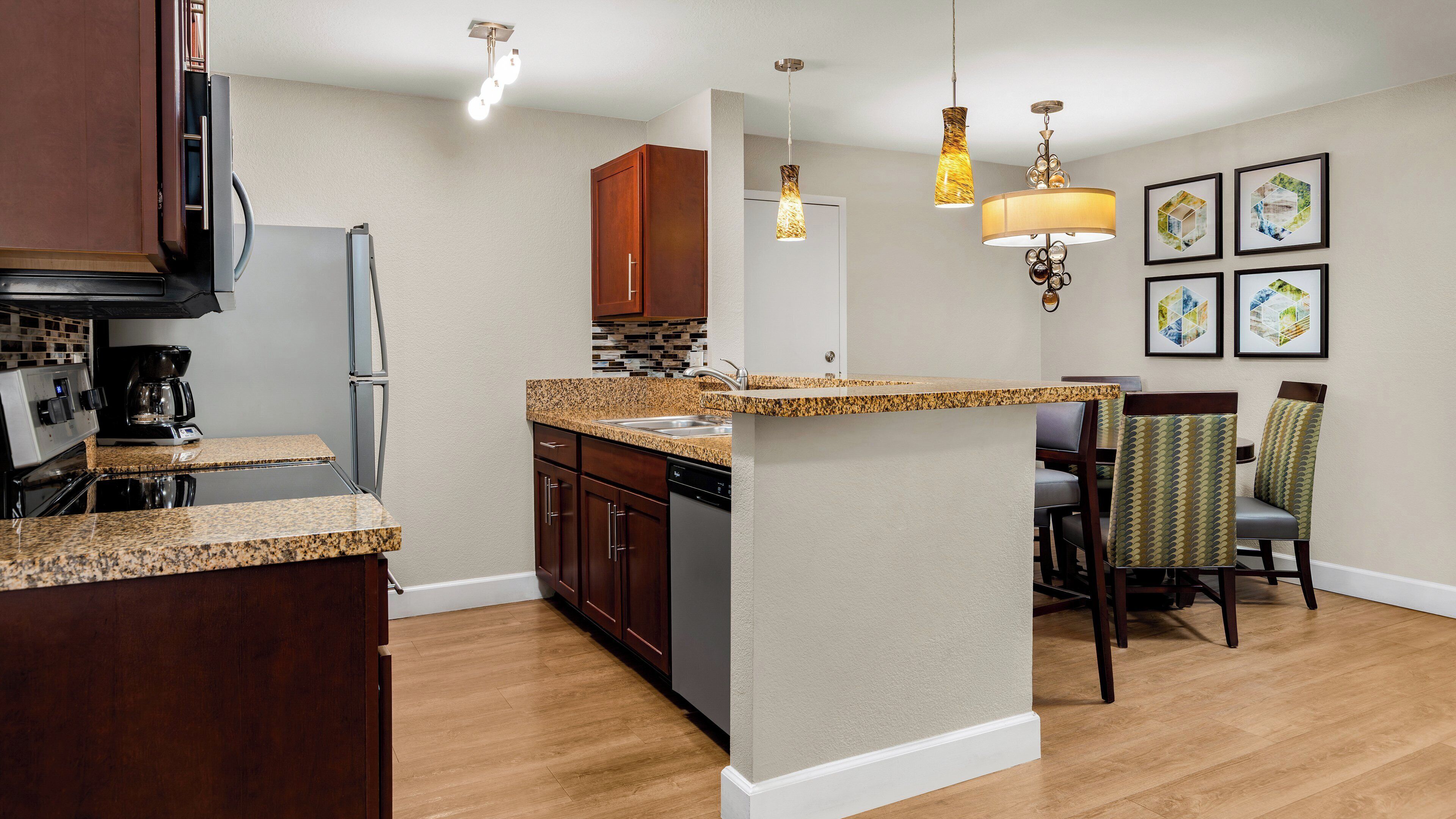 Tallelokero huoneessa, pimennysverhot, silitysrauta/-lauta