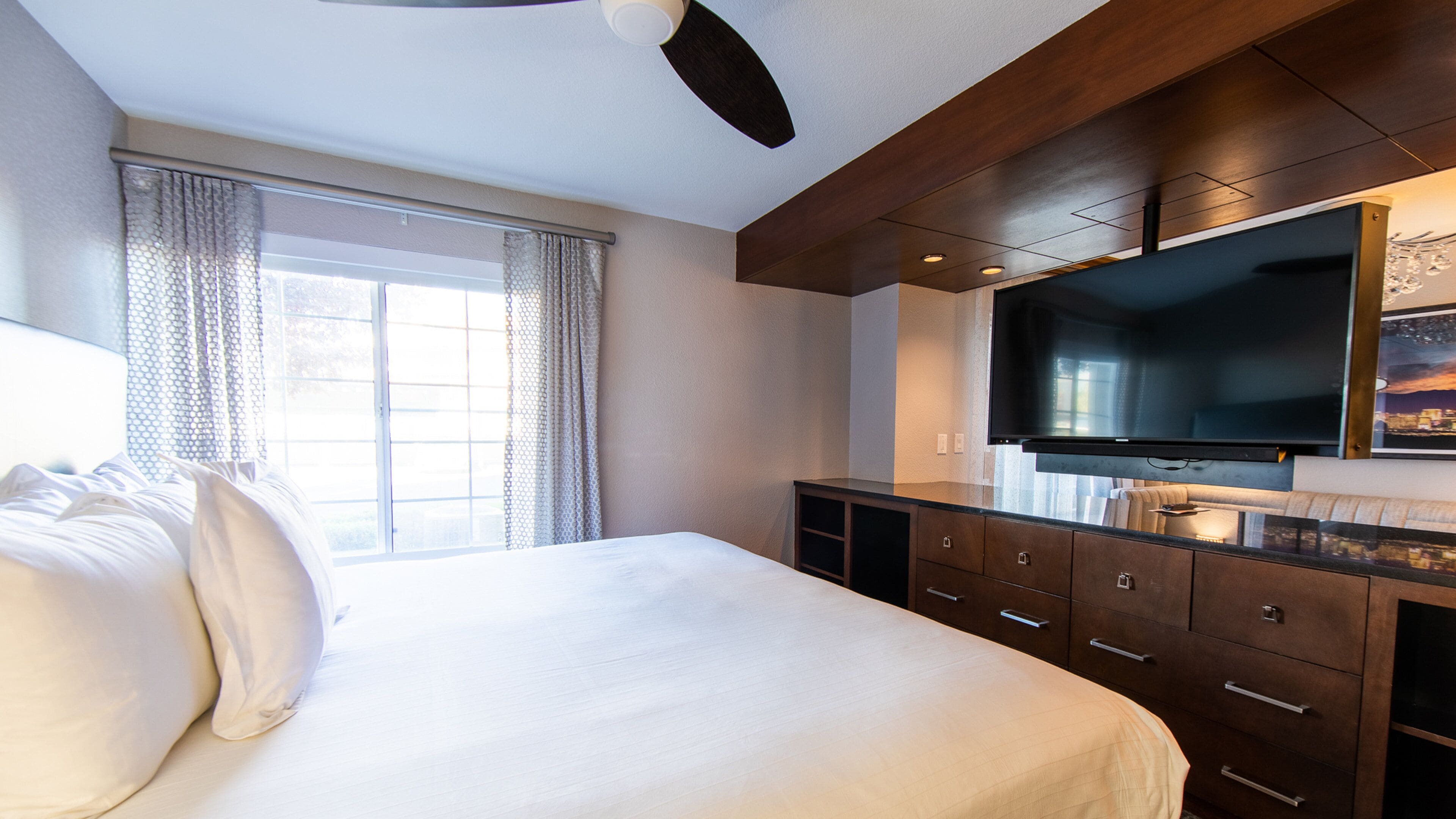 signature room, 1 king bed, non smoking | 1 bedroom, in-room safe, blackout curtains, iron/ironing board