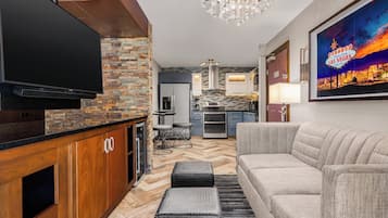 Signature Room, 1 King Bed, Non Smoking | In-room safe, blackout curtains, iron/ironing board