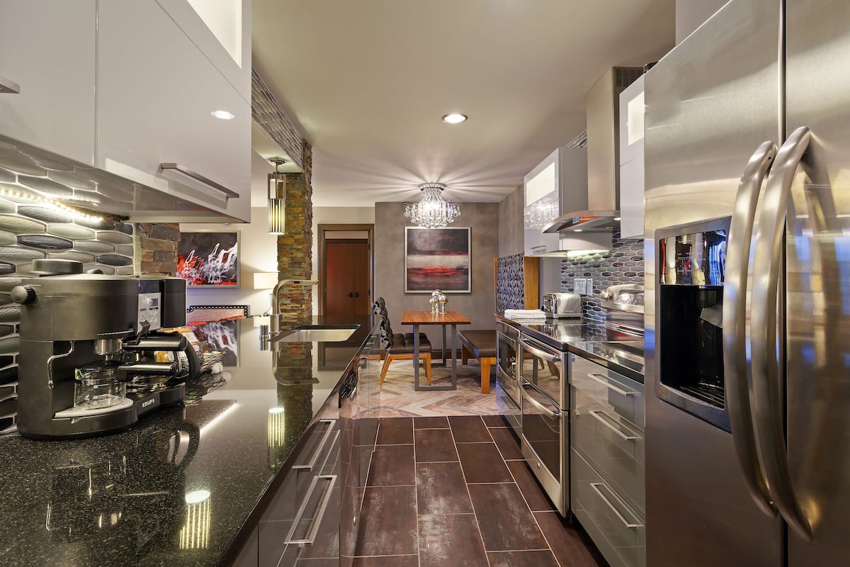 signature room, 2 bedrooms, non smoking | private kitchen | full-sized fridge, microwave, oven, stovetop