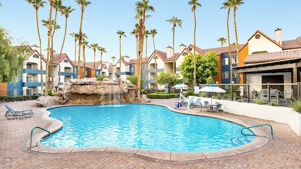 5 piscines extérieures, chaises longues