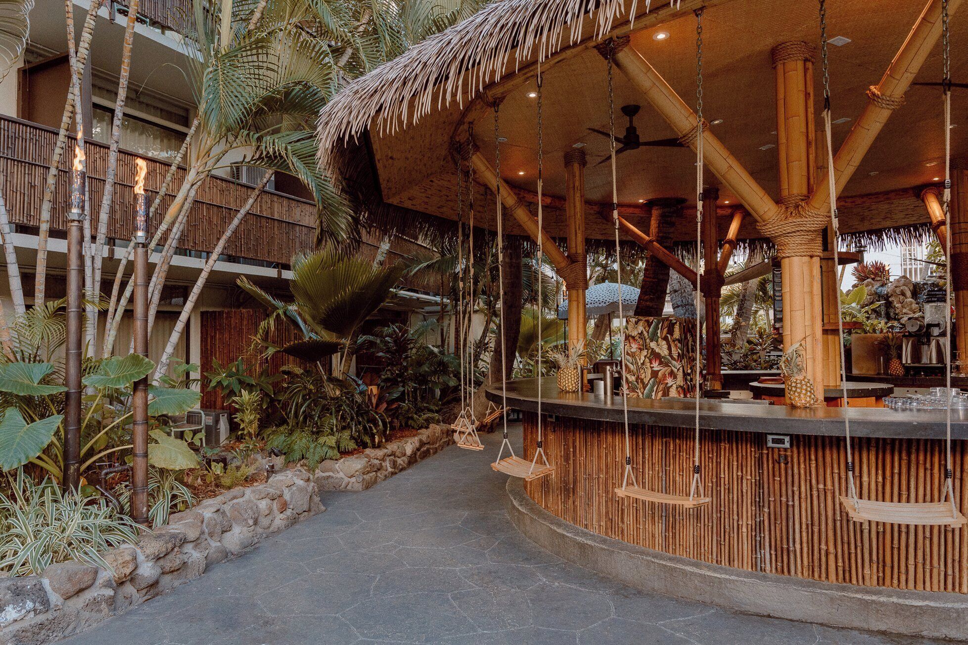 Déjeuner et dîner servis sur place, vue sur la piscine 