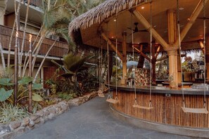 Lunch and dinner served, pool views - White Sands Hotel (Honolulu)