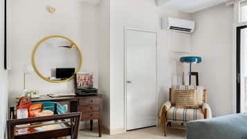 Suite, 1 habitación (Bungalow) | Zona de estar | Televisión de pantalla plana de 40 pulgadas con canales por cable