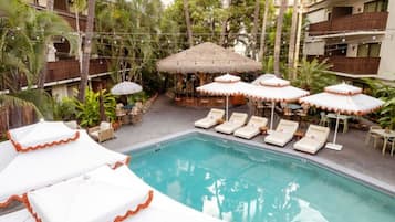 Piscine extérieure, chaises longues