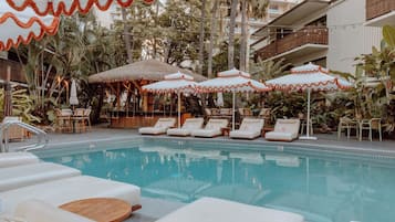 Kolam renang outdoor, dengan kursi berjemur