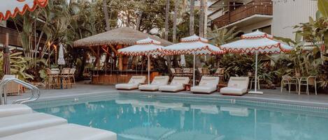 Piscine extérieure, chaises longues