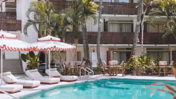 Kolam renang outdoor, dengan kursi berjemur