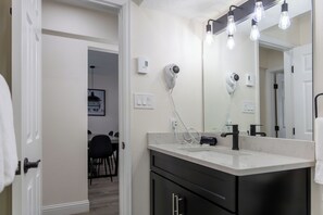 Svit - 2 sovrum | Badrum | Miljövänliga toalettartiklar, hårtork, handdukar och tvål