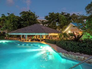 Swim-up bar - Sunset Cove (Seven Mile Beach)